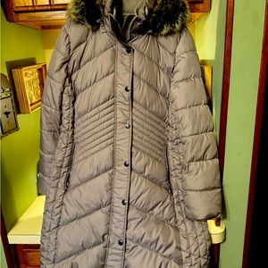Women’s xl tan puffer coat with faux fur trim on the detachable hood.